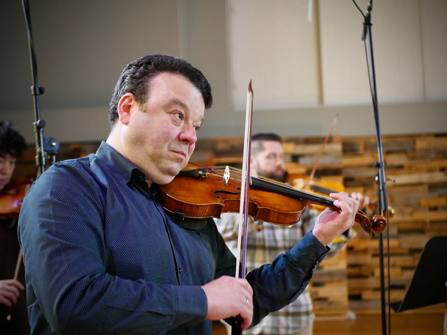 Vadim Gluzman performing during the recording session